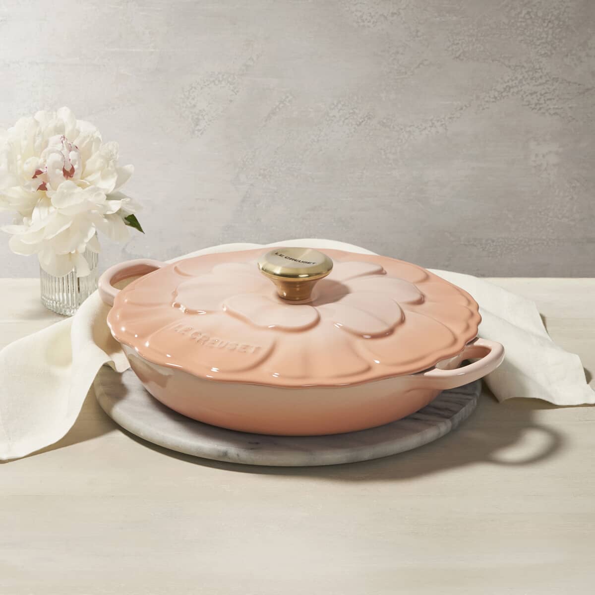 Le Creuset Signature Cast Iron 26cm Shallow Casserole Peche