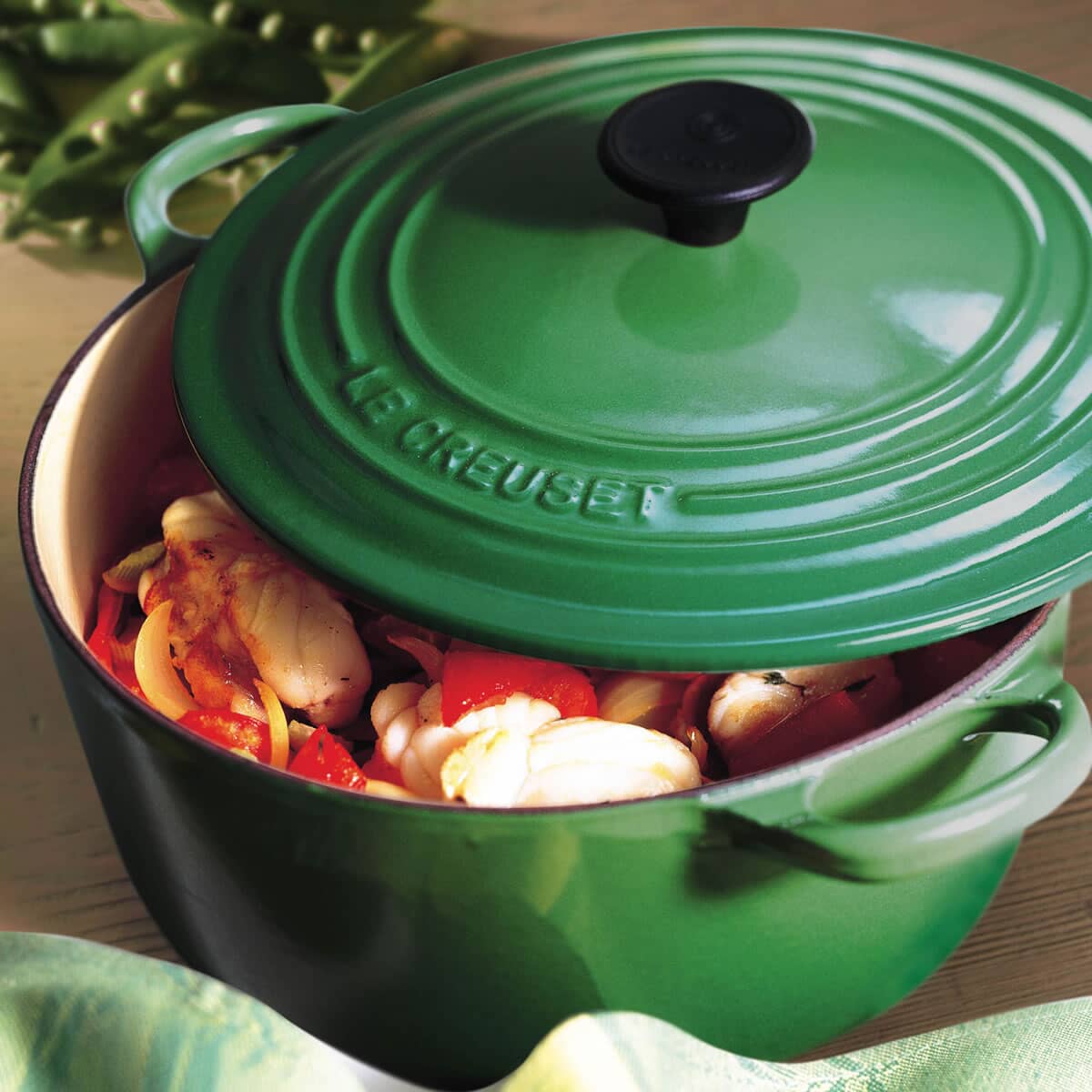 Le Creuset Signature Cast Iron 20cm Round Casseroel Classic Green Le Creuset Signature Cast Iron 20cm Round Casserole Classic Green Additional