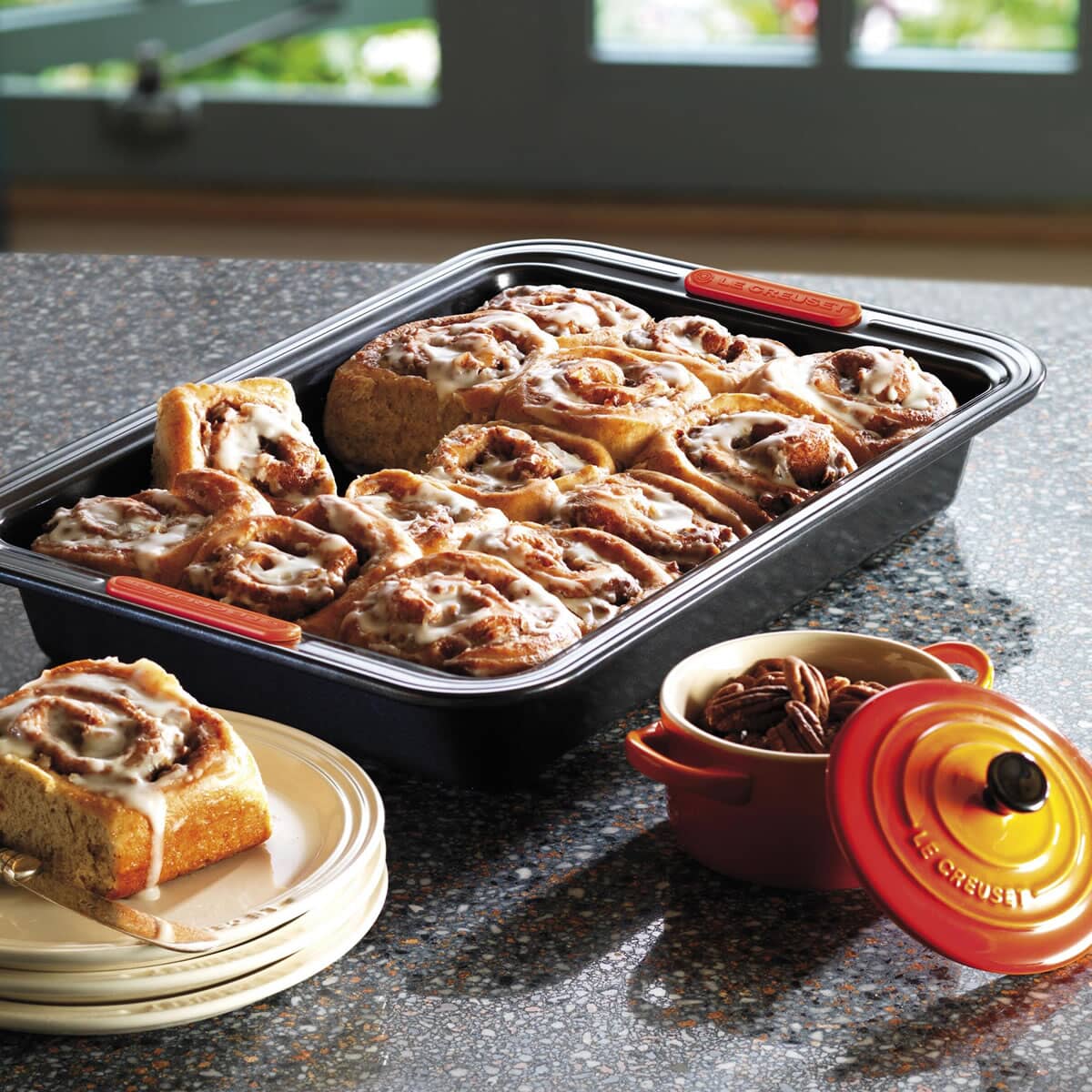 Le Creuset 28cm Rectangular Cake Tin (941016000) eCookshop