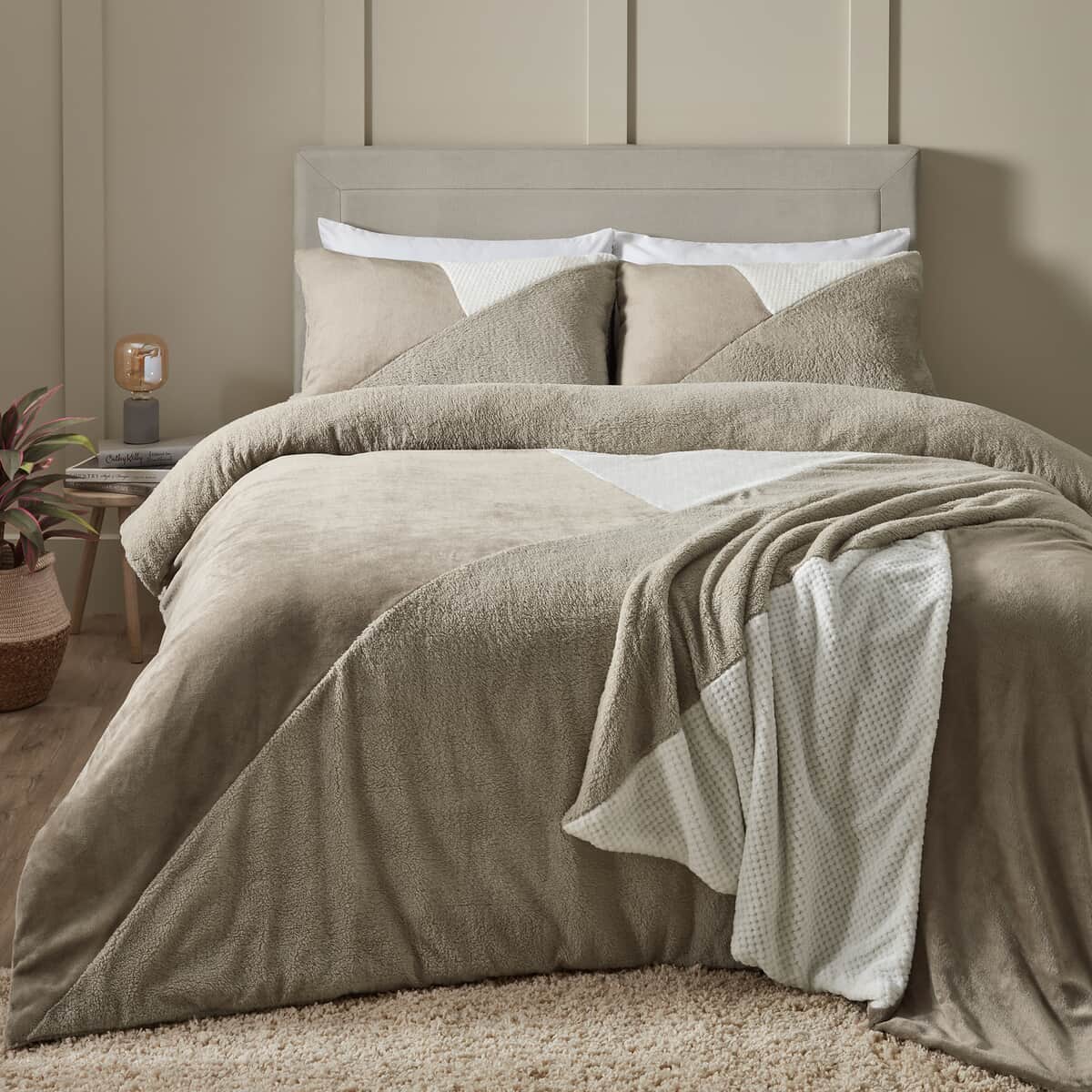 Catherine Lansfield Cosy Larsson Geo Fleece Natural large