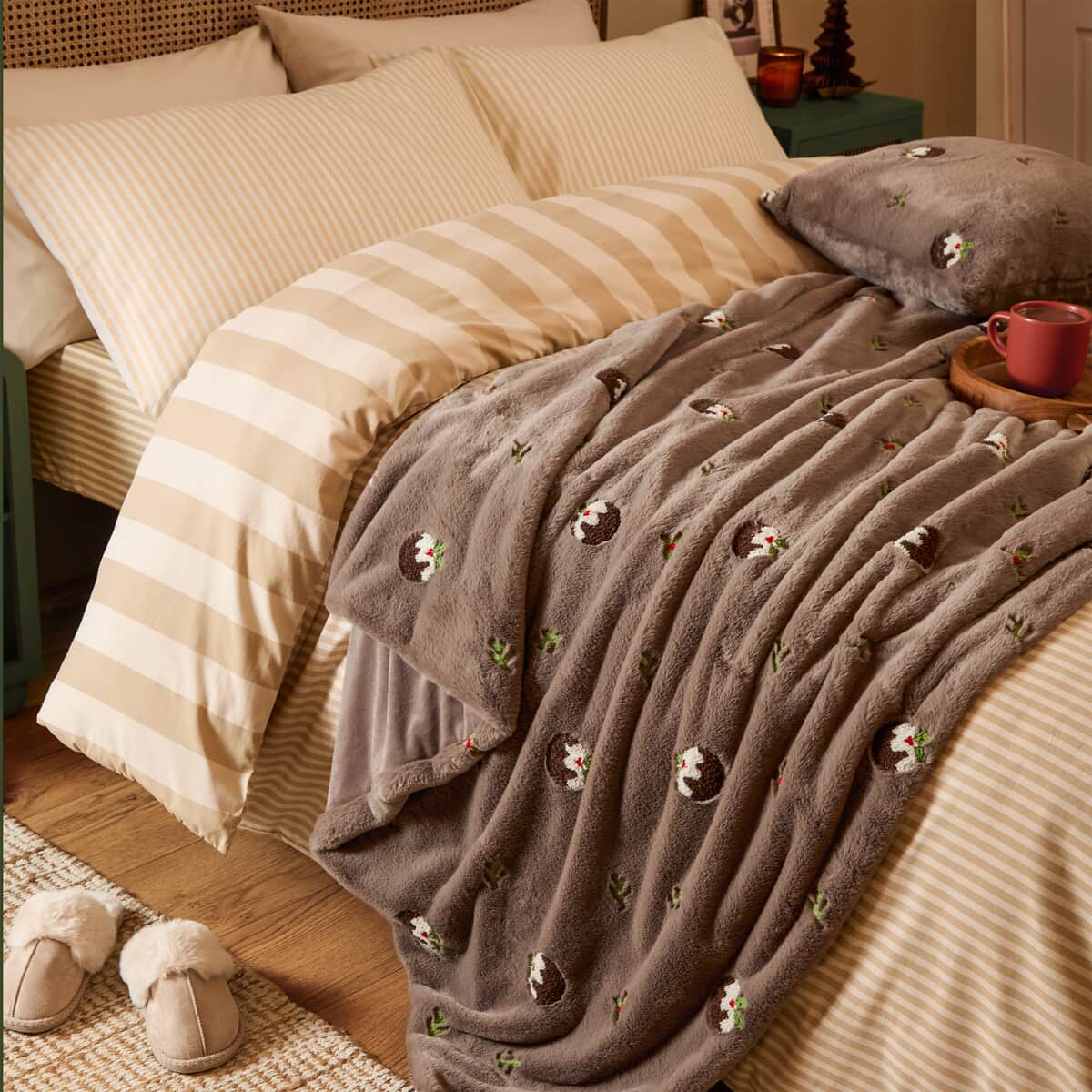 Furn Festive Puddings Faux Fur Throw large